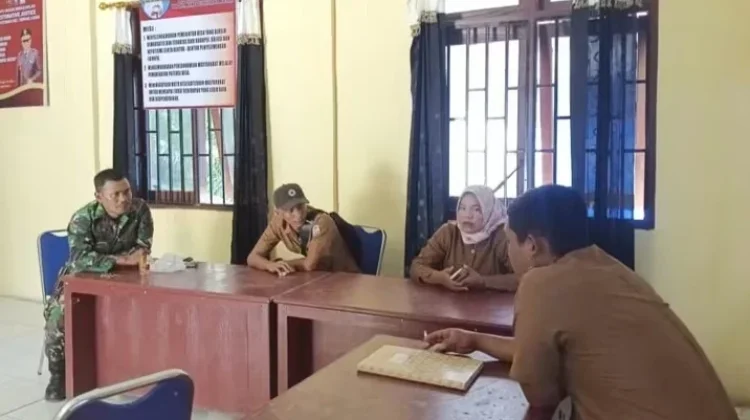 Kolaborasi Dengan Perangkat Desa, Babinsa Perkuat Akurasi Adminduk Warga