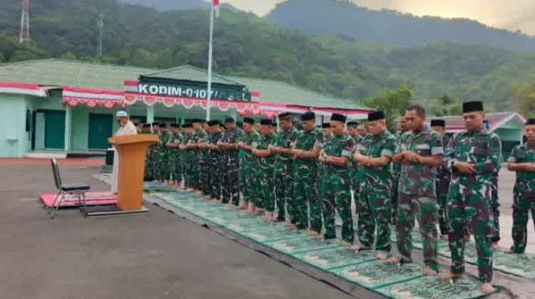 Prajurit TNI Gelar Shalat Istisqa Harapkan Hujan Padamkan Karhutla Aceh Selatan