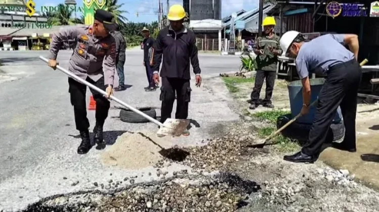 Gandeng Perusahaan Dishub Tambal Jalan Berlubang di Aceh Singkil