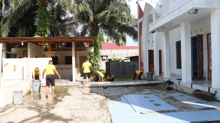 Peringati Maulid Nabi, Polres Aceh Singkil Bakti Religi Bersihkan Rumah Ibadah