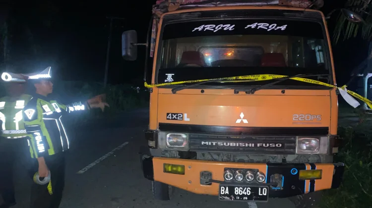 Pemotor Tewas Tabrak Truck di Jalan Lintas Singkil-Subulussalam, Polisi Olah TKP