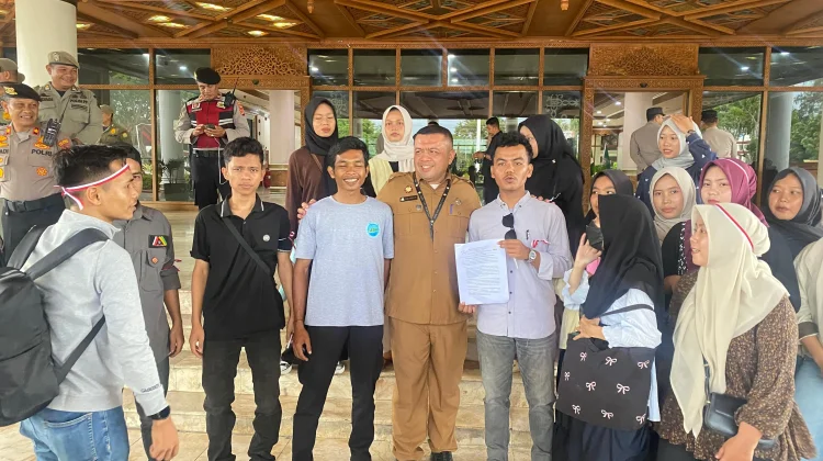 Mahasiswa Unjuk Rasa di Kantor Gubernur, Tuntut Bupati Aceh Singkil Diberhentikan