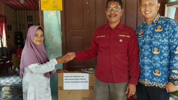 Newscyber.id Salurkan Bantuan Kompor Gas untuk Pelaku UMKM di Aceh Singkil