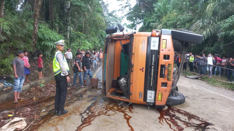 Gagal Menanjak, Truk CPO Mengalami Kecelakaan Tunggal di Subulussalam