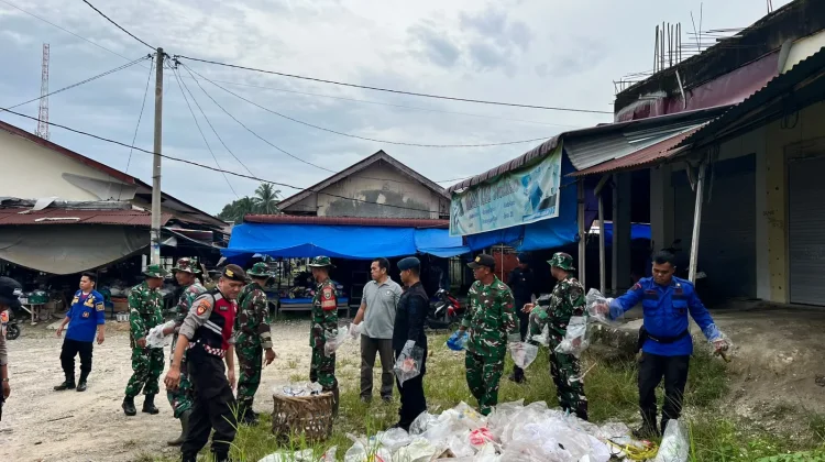 Aksi Bersih Pasar Modern Subulussalam Warnai Peringatan HUT TNI