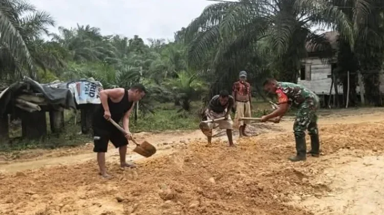 TNI dan Warga Sintuban Makmur Bersatu Padu Membangun Desa di Pelosok Singkil