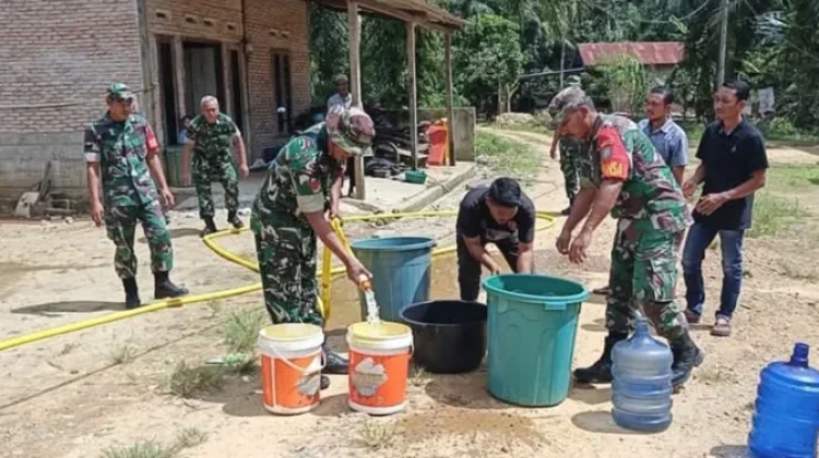Kodim Aceh Selatan Distribusikan Air Bersih Atasi Bencana Kekeringan