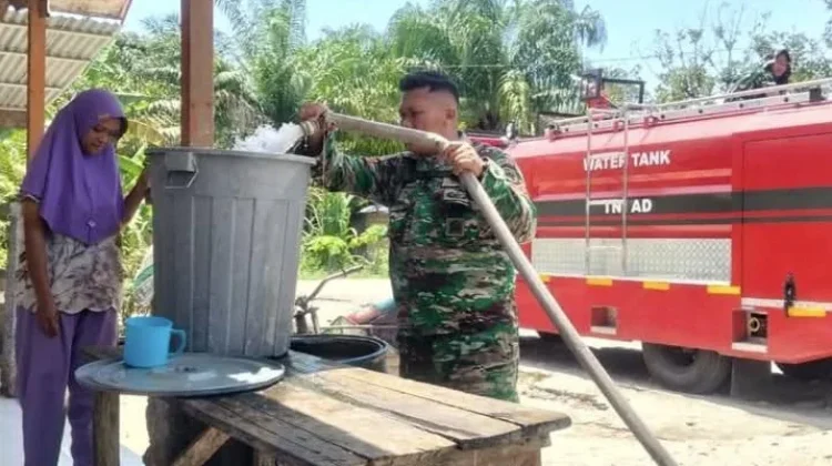 Atasi Kelangkaan Air Bersih, Prajurit Kodim Blusukan Masuk Kampung Bawa Air