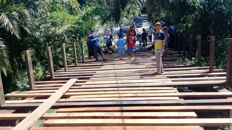 Akses Sekolah Terancam, Warga Sikelang Gotong Royong Perbaiki Jembatan