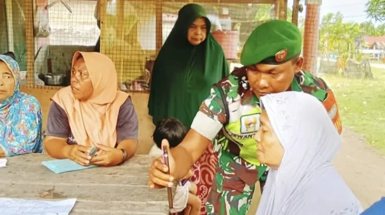 Babinsa di Singkil Dampingi Warga Akses Bantuan Melalui Aplikasi Perlinsos