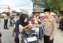 Kapolres Aceh Singkil Bagikan Takjil Gratis untuk Warga