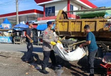 Brimob dan DLHK Bersihkan Sampah di Pasar Subulussalam