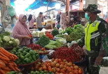 Cegah Penimbunan Barang Babinsa Awasi Sembako Pasar