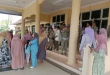 Massa Geruduk Kantor Bupati Singkil, Protes Penetapan Data Korban Bencana Banjir