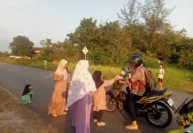 Ibu-ibu di Aceh Singkil Berbagi Takjil untuk Pengguna Jalan
