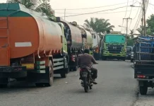 Antrian BBM di Singkil Mengular