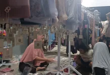 Penjual Hijab Diserbu Pembeli, Raup Omzet Jutaan Rupiah