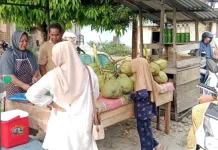 Pedagang Es Kelapa Muda di Singkil, Panen Rezeki Saat Ramadan Ramadan