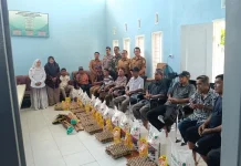 Pemerintah Desa Blok VI Baru Salurkan Bantuan Bagi Petugas Penggali Kubur