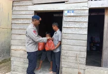 Brimob Subulussalam Salurkan Paket Sembako ke Warga Kurang Mampu