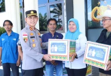 Kapolres Aceh Singkil Bagi-bagi Parcel Lebaran