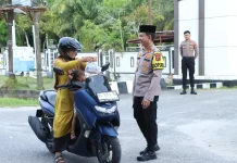 Senyum Bahagia Warga Singkil dapat Takjil Gratis dari Kapolres