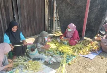 Kulit Ketupat Laris Manis jelang Idul Fitri di Pasar Subulussalam