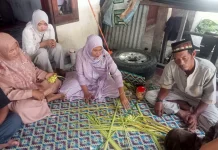 Membuat Ketupat, Tradisi Lebaran yang Tak Terlupakan
