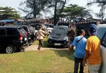 Manfaatkan Momen Lebaran Membuka Lahan Parkir di Pantai
