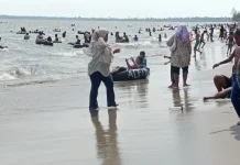 Sat Polairud Polres Singkil Pantau Keselamatan Wisatawan Berlibur di Pantai PCI