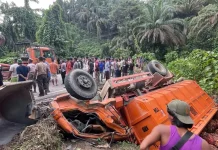 Truk Sawit Terbalik di Turunan Lae Kombih Subulussalam
