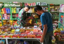 Babinsa Pantau Fluktuasi Harga Sembako Tingkat Pedagang di Subulussalam