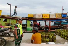 Babinsa di Wilayah Kepulauan, Pastikan Distribusi Pangan Aman