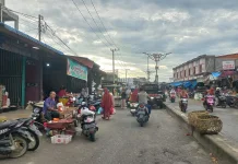 Alasan Sepi Pembeli, Pedagang Subulussalam Masih Berjualan di Badan Jalan