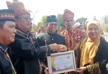 Sekolah di Singkil Menerima Piagam Penghargaan Lembaga MAA