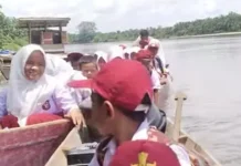 Jembatan Putus, Siswa Terpencil di Singkil Bertaruh Nyawa untuk ke Sekolah