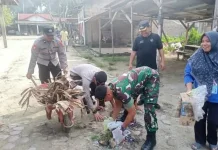Warga dan Aparat Kompak Bersihkan Sampah Pasar di Aceh Singkil dalam Program ASRI