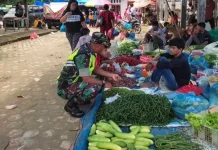 Babinsa Pantau Stabilitas Harga dan Ketersediaan Bahan Pokok di Singkil