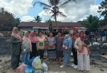 Peduli Korban Kebakaran Kaum emak-emak Hobi Makan Salurkan Bantuan.