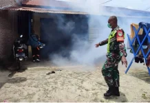 Cegah DBD, TNI dan Nakes di Singkil Lakukan Fogging