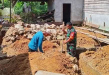 Babinsa Subulussalam Bantu Bangun Rumah Warga Kurang Mampu