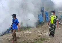 Cegah DBD, TNI Dampingi Dinkes Fogging Pesantren di Aceh Singkil