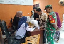 Kawal Pembagian Bantuan Pangan, Personel TNI Pastikan Bansos Tepat Sasaran