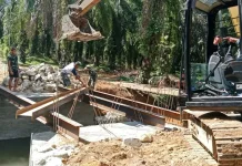 Genjot Infrastruktur Desa, TNI di Subulussalam Pasang Gelagar Baja Jembatan