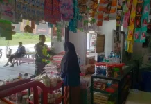 Pantau Warung Desa, Prajurit TNI Pastikan Harga Sembako Longkib Stabil