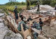 Prajurit Kodim 0109 dan Yon TP 957/LU Kejar Progres Pembangunan Jembatan di Singkil