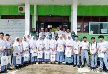 Hari Pertama Masuk Sekolah, Kemenag Aceh Singkil Bagikan Paket Lebaran Yatim untuk