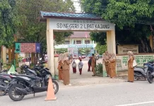 Hari Pertama Sekolah, Orang Tua Antusias Dampingi Anak