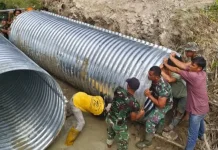 Prajurit TNI dan Warga Pasang Jembatan Aramco di Tanjung Mas