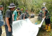 Perkuat Ekonomi Desa, TNI dan Warga Subulussalam Rakit Jembatan Aramco